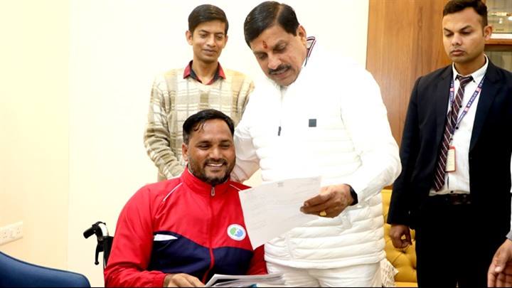 मुख्यमंत्री डॉ. यादव से मिले पद्मश्री सतेंद्र सिंह